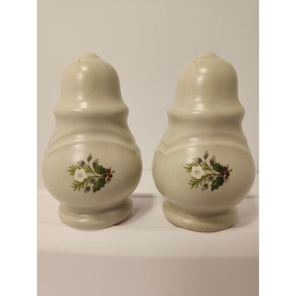 Pfaltzgraff Christmas Heirloom Stoneware Salt and Pepper Shaker Set Vintage - Picture 1 of 9